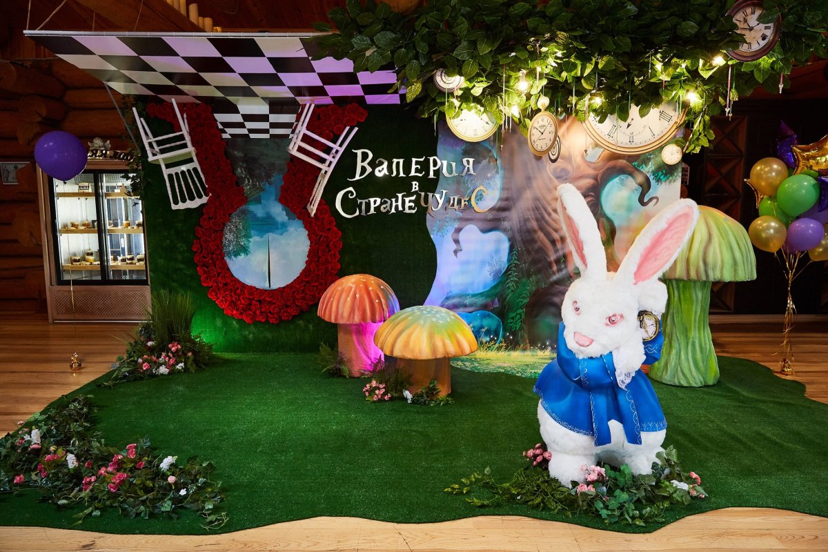 Детский городок с стиле Алиса в стране чудес