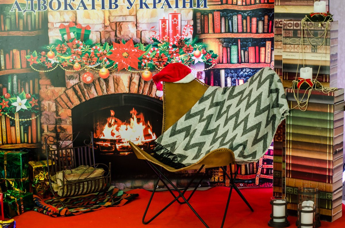 Инсталляция из книг в библиотеке