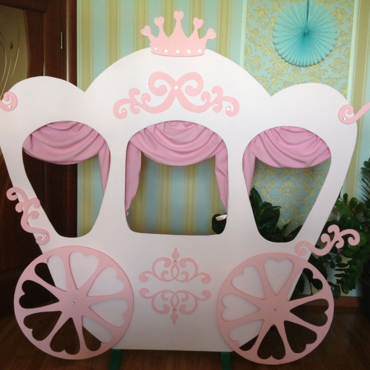 Карета из картона