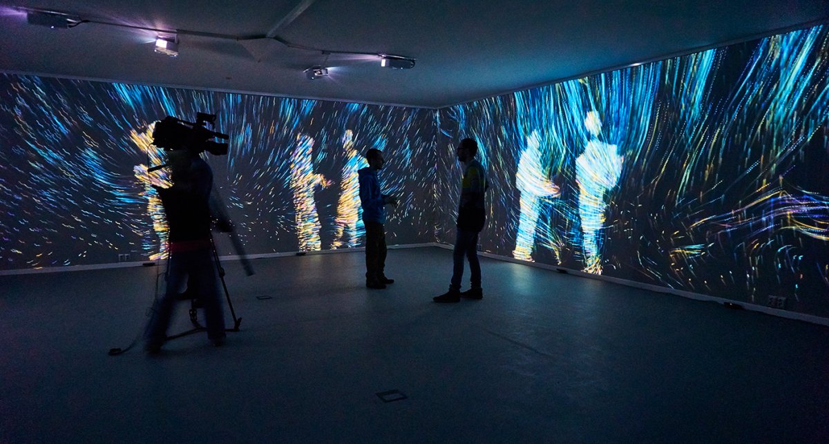 Светящиеся надписи на стене краска