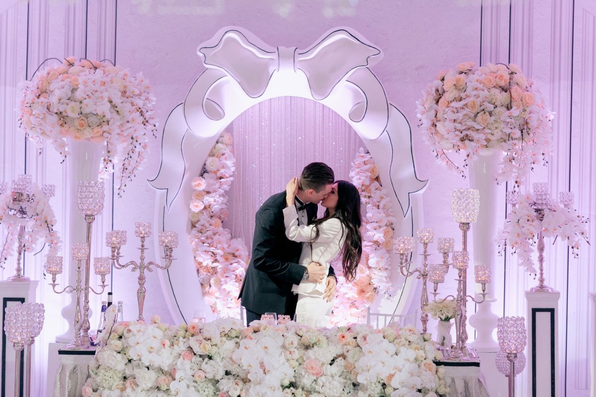 Белая фотозона на свадьбу