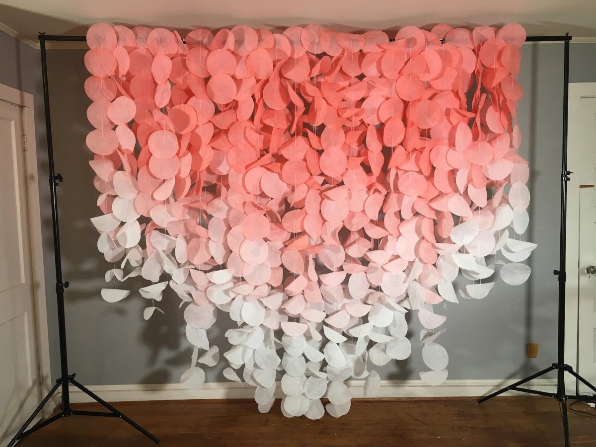 Фотозона с цветами из бумаги