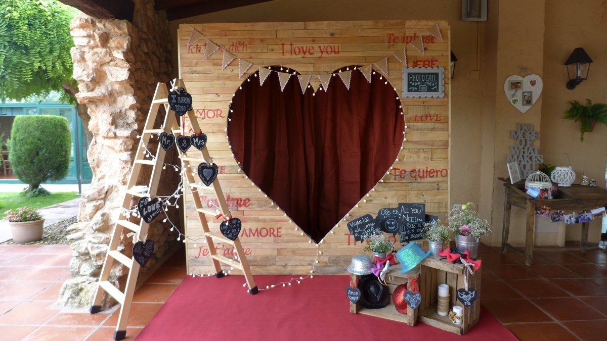 Конь из картонных коробок