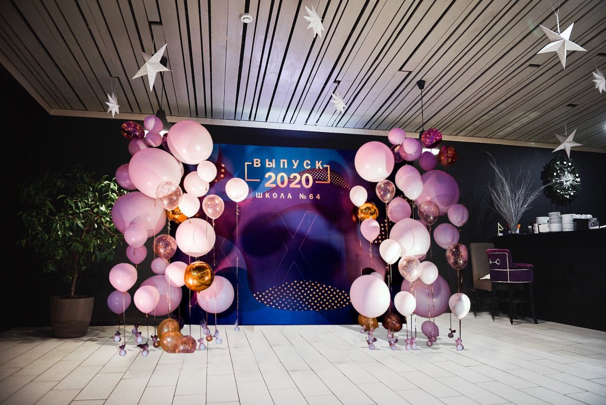 Украшение зала на последний звонок с шарами и баннером