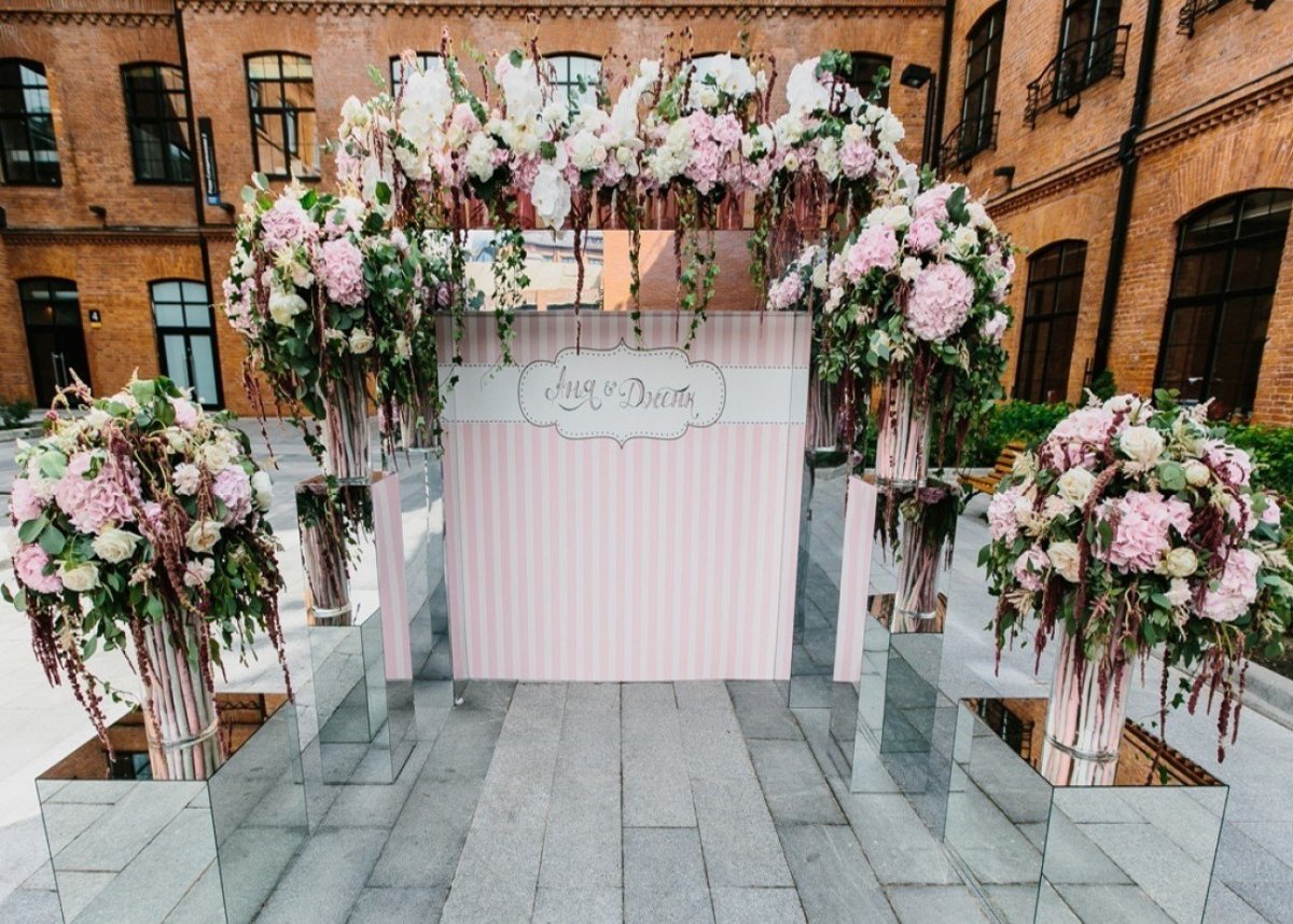 Фотозона из искусственных цветов