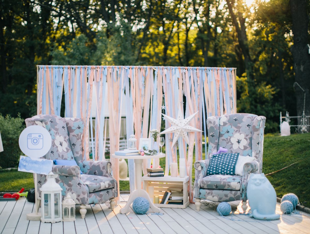 Фотозона с качелями на свадьбу