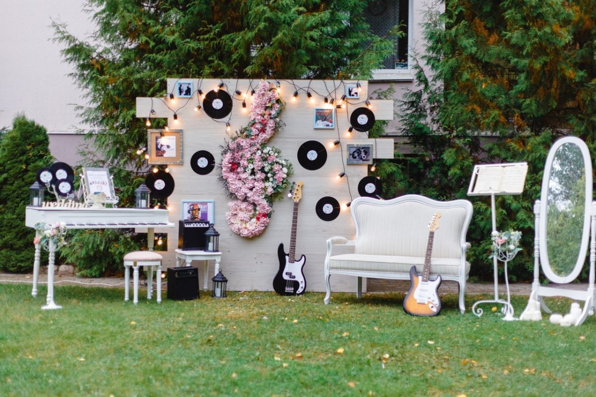 Свадебная фотозона на природе