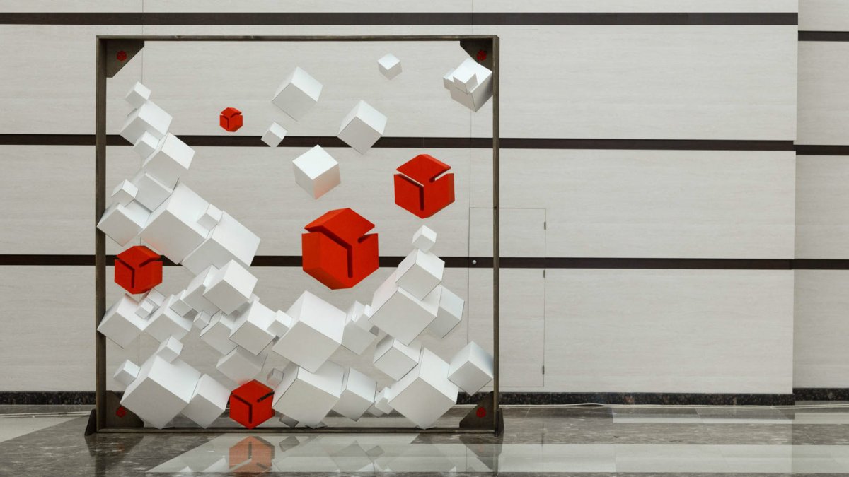 Арт объект из кубов