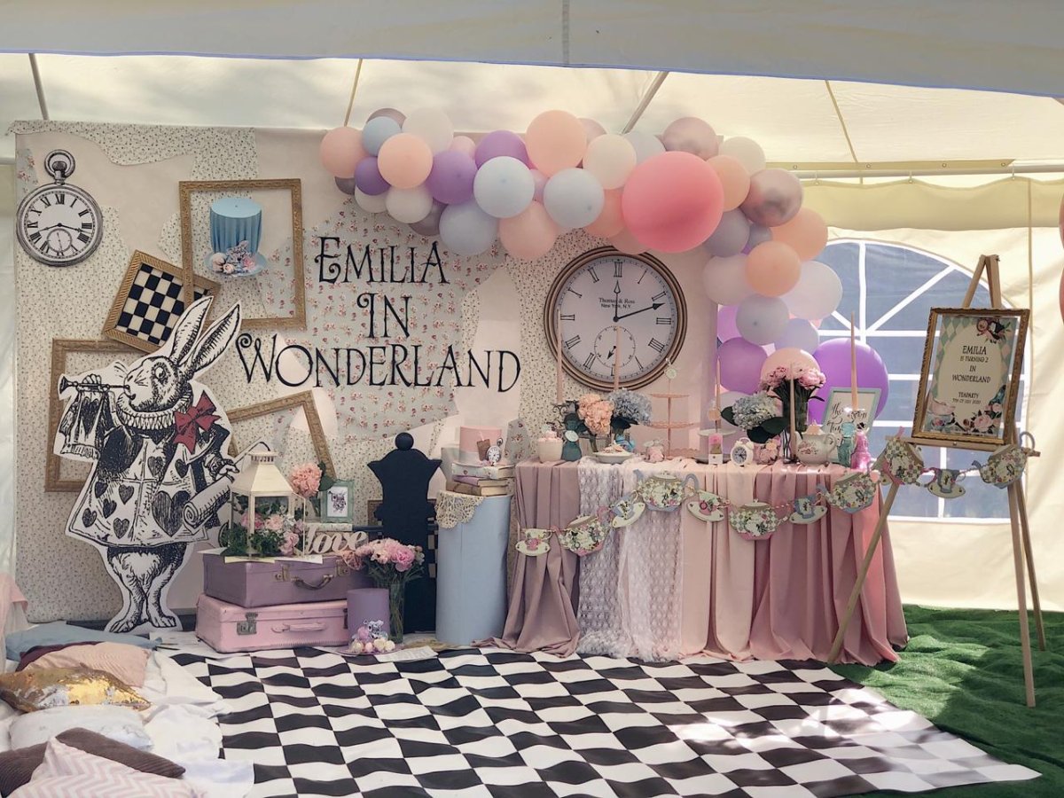 Фотозона в стиле Алиса в стране чудес