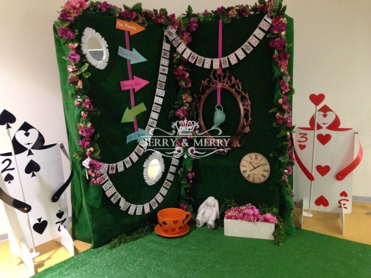 Алиса в стране чудес декорации