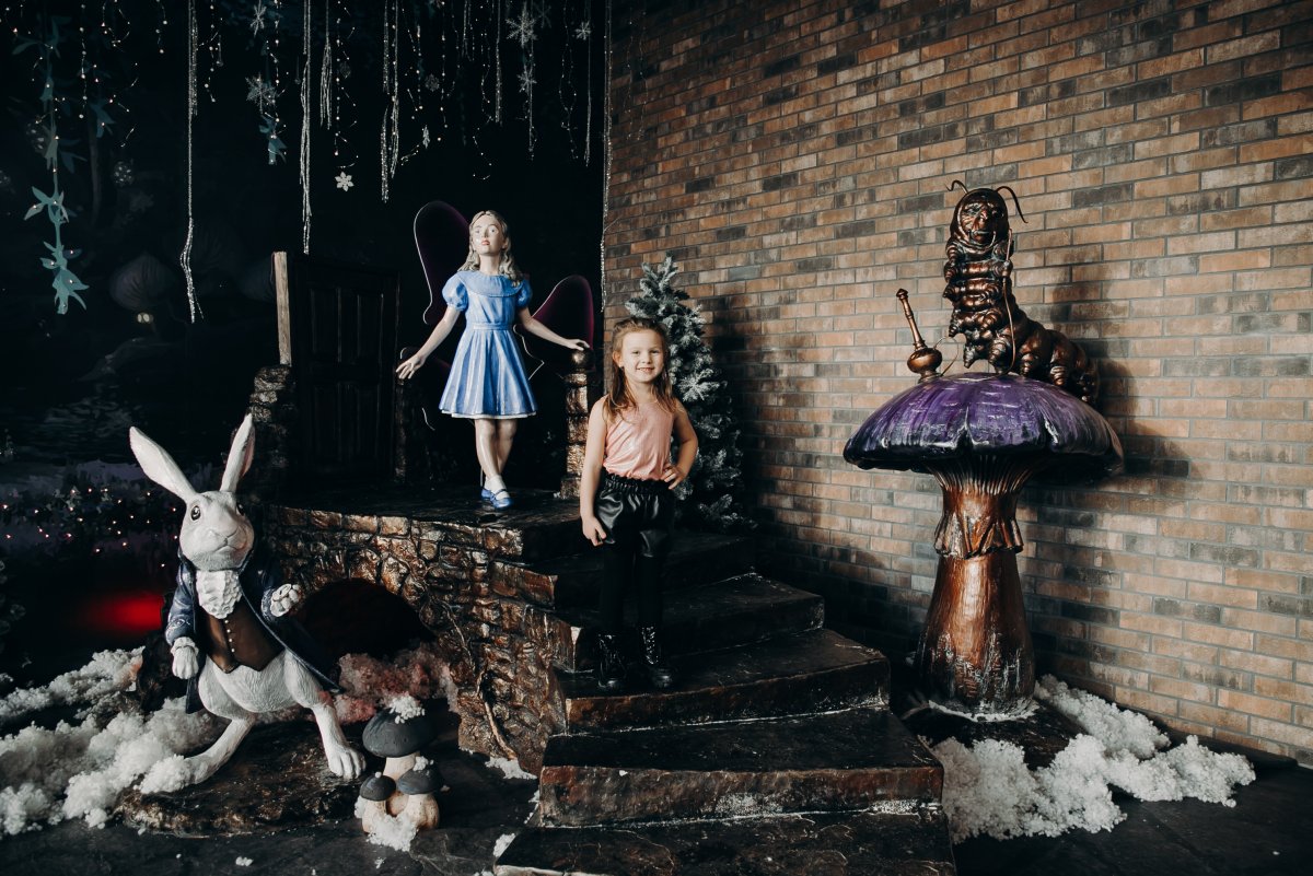 Фотозона Алиса в стране чудес