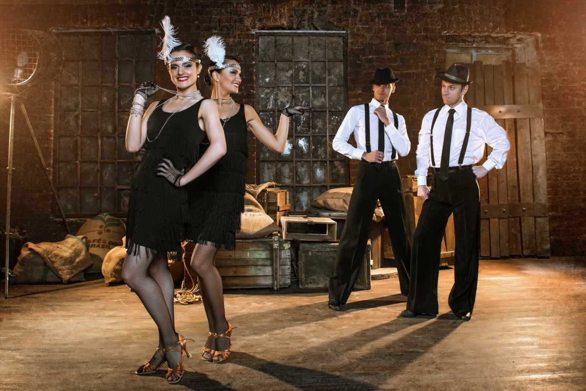 Фотозона из черного бархата