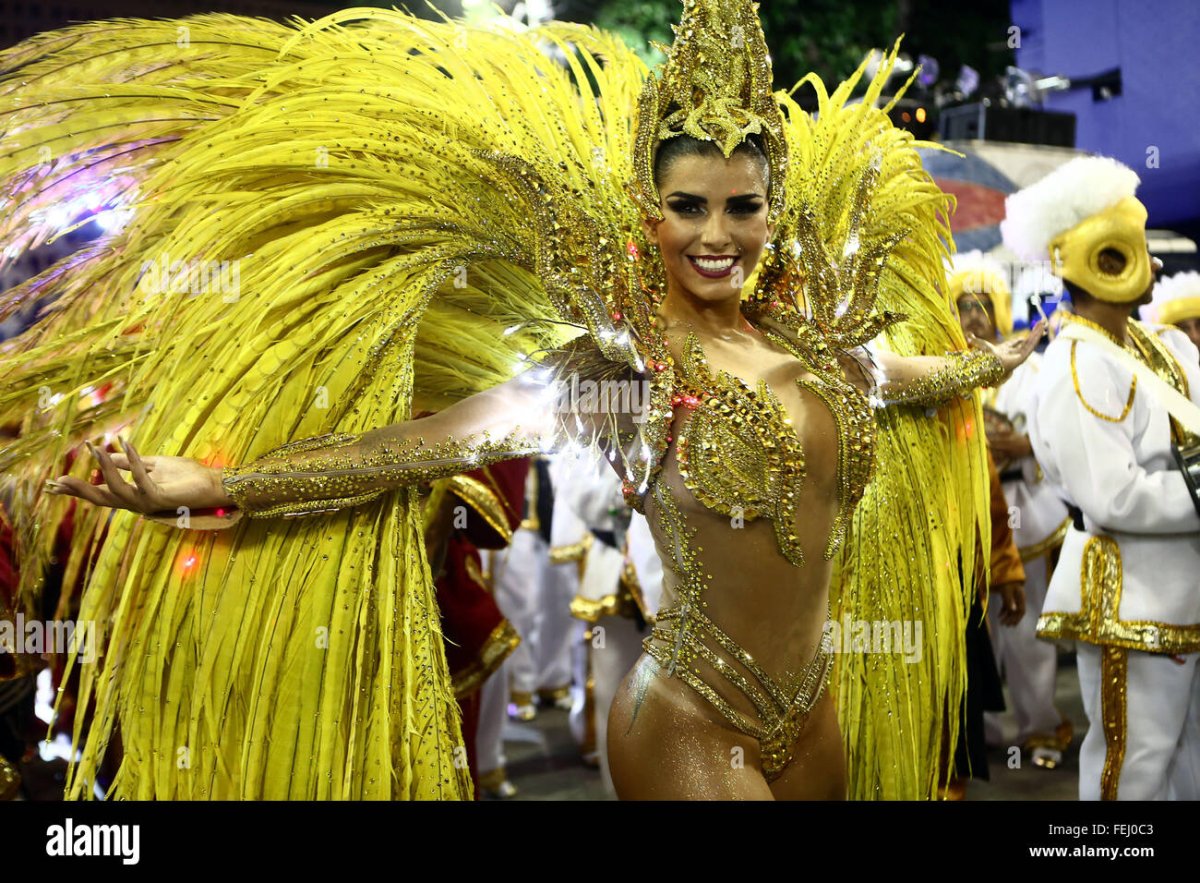 Девушки на карнавале в Рио-де-Жанейро