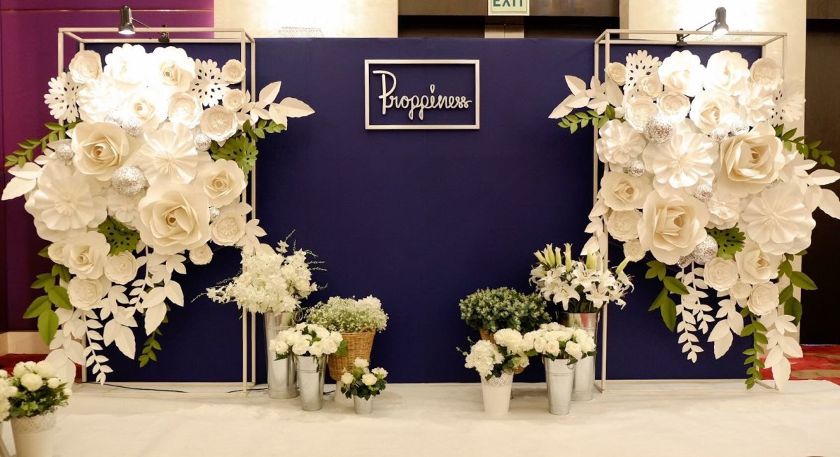 Фотозона с искусственными цветами