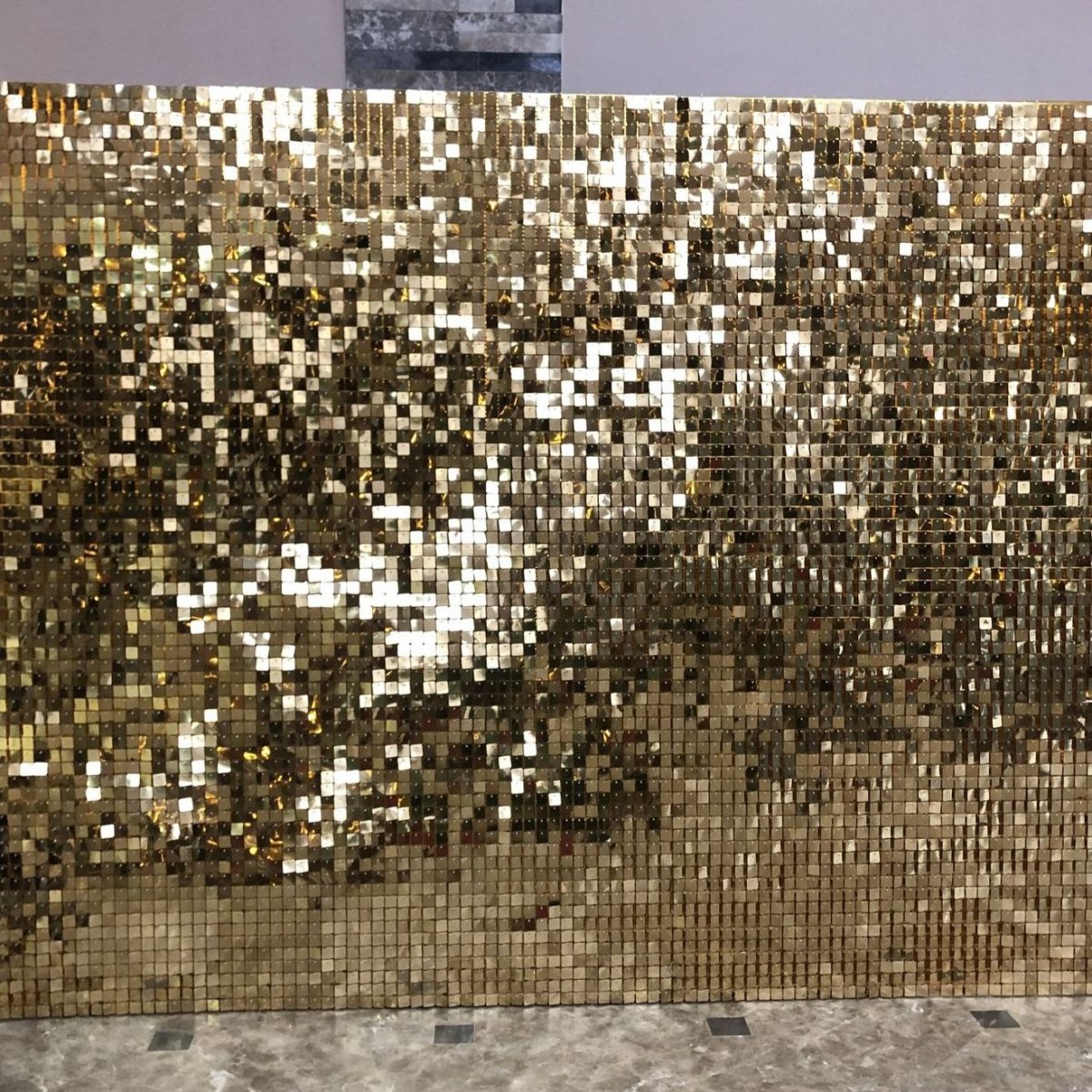 Фотозона с пайетками на свадьбу