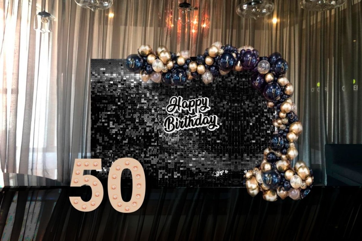 Фотозона с черными и золотыми пайетками