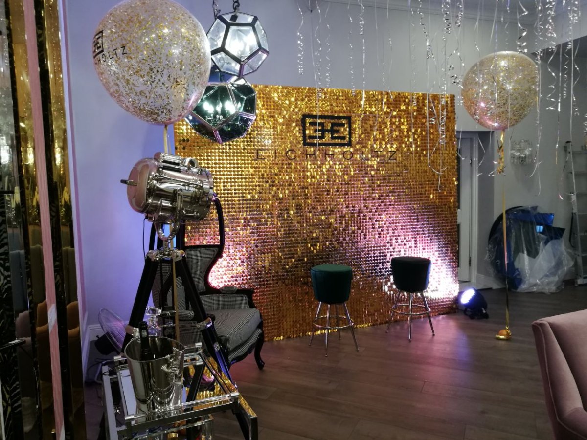 Фотозона белые пайетки