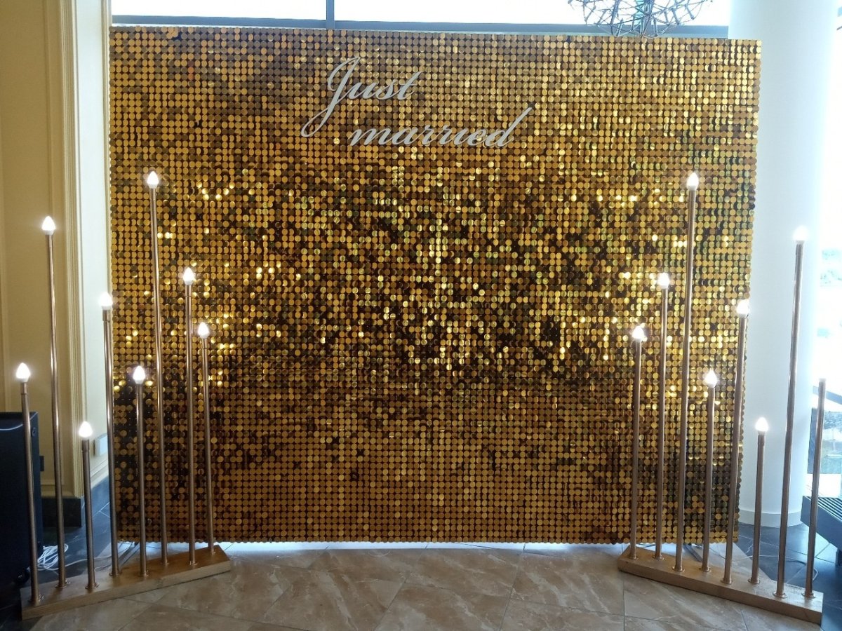 Стена из серебряные пайетки с шарами