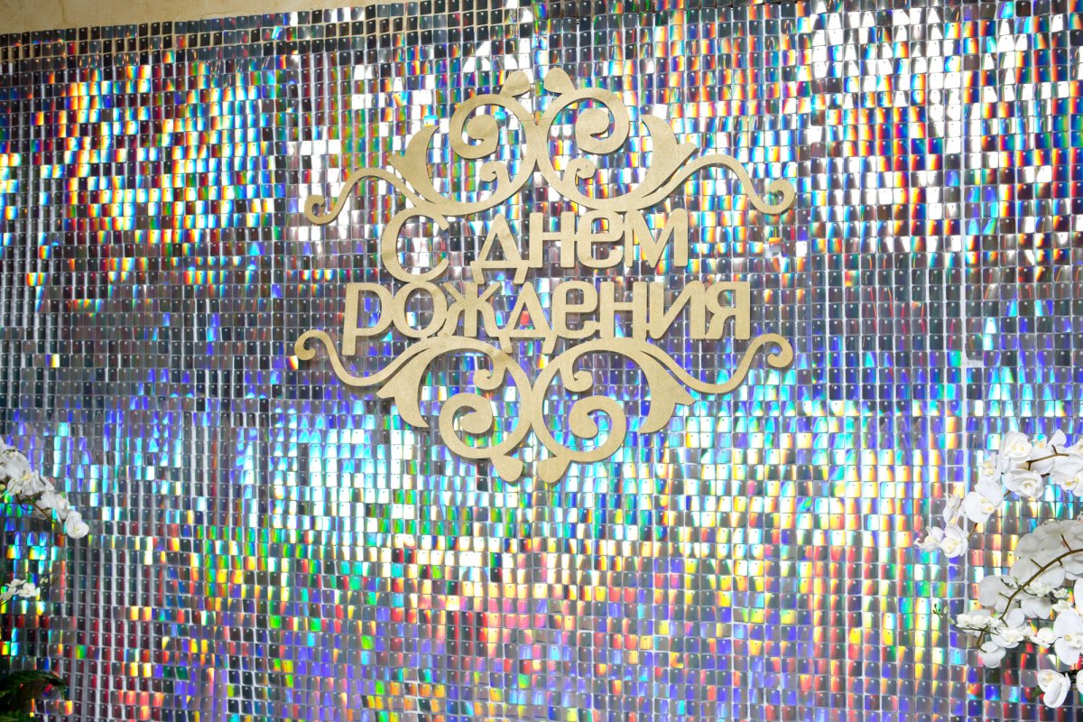 Фотозона с диско шарами