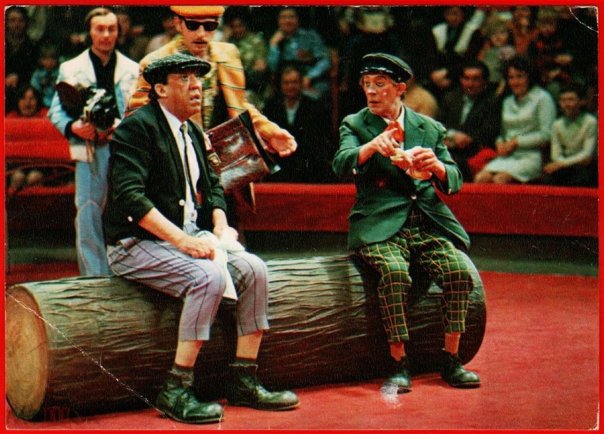 Веселые клоуны в цирке