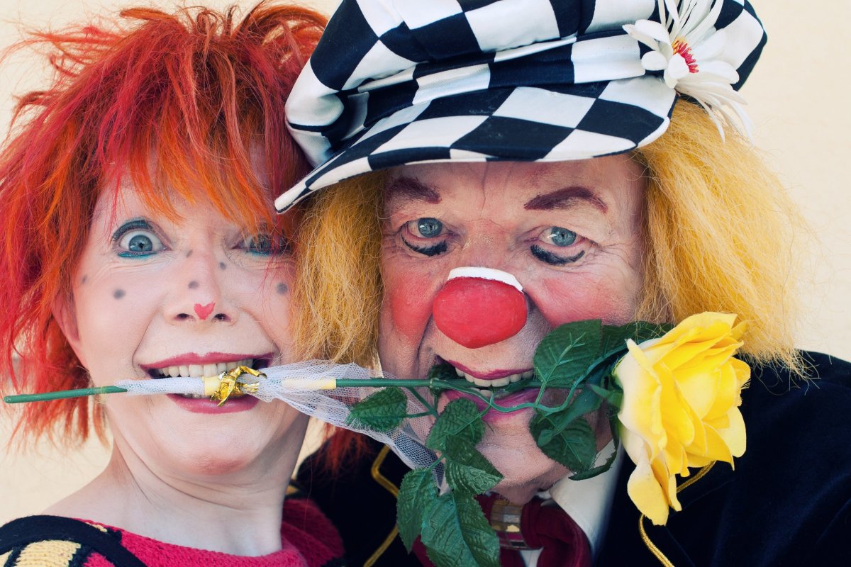 Веселые клоуны в цирке