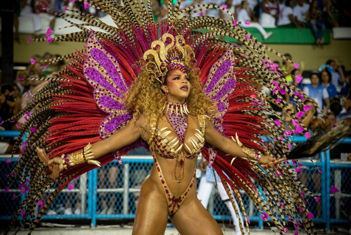 Бразильский карнавал в Рио-де-Жанейро девушки