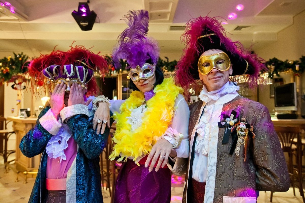 Стефан и Кэтрин на маскараде