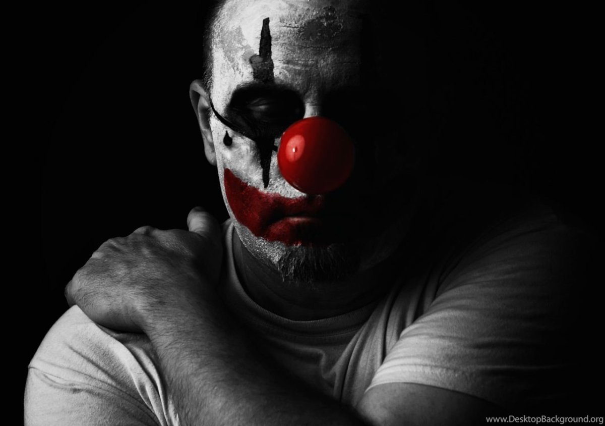 Страшный клоун на черном фоне