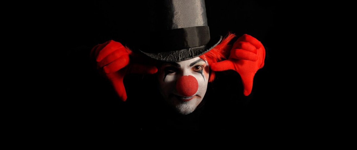 Клоуны за столом