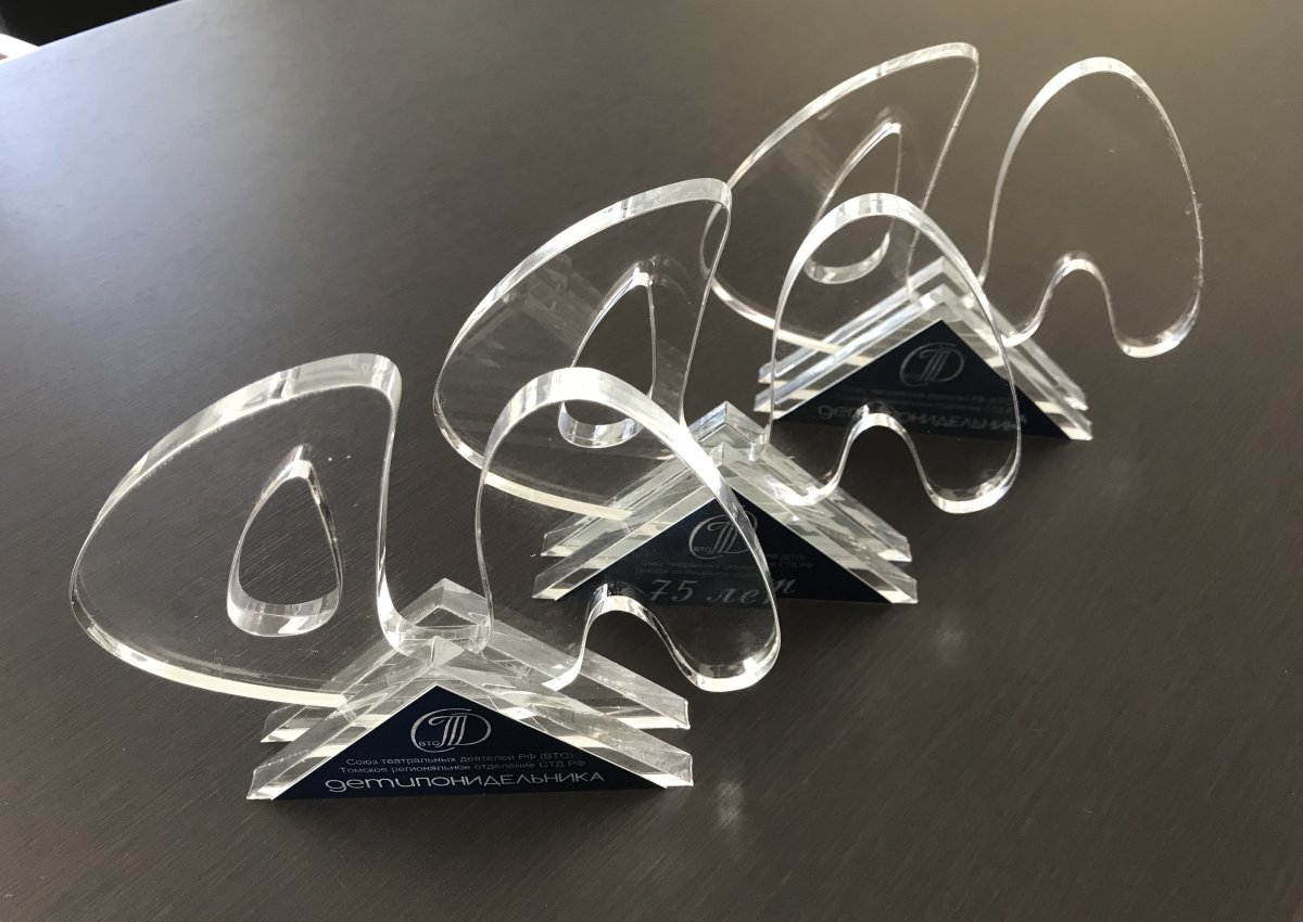 Гравировка на оргстекле с подсветкой