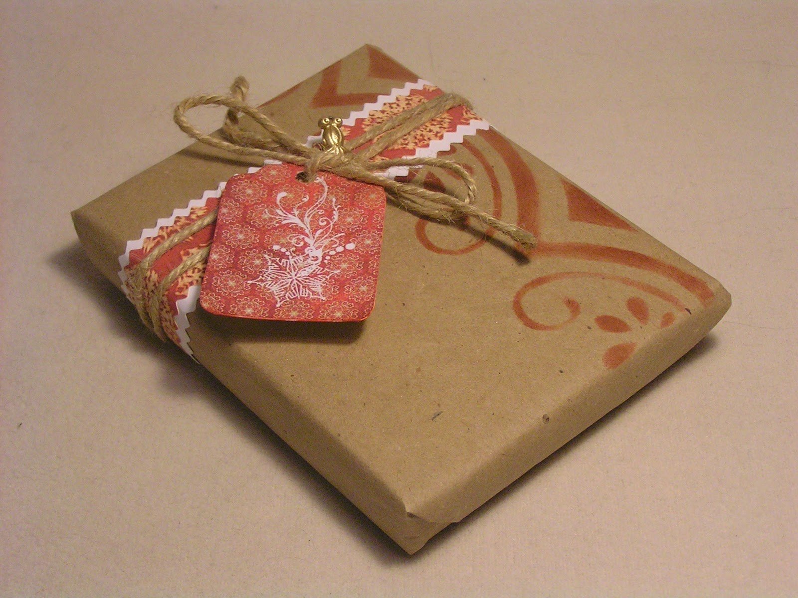 Слюда для подарков. Подарки и упаковка. Красивая упаковка подарков. Бумага для упаковки подарков. Упаковка подарков в упаковочную бумагу.
