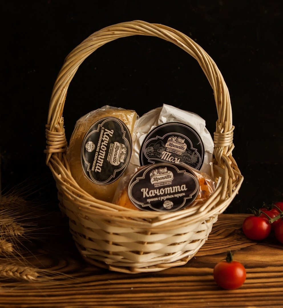 Корзина с сырами подарочная