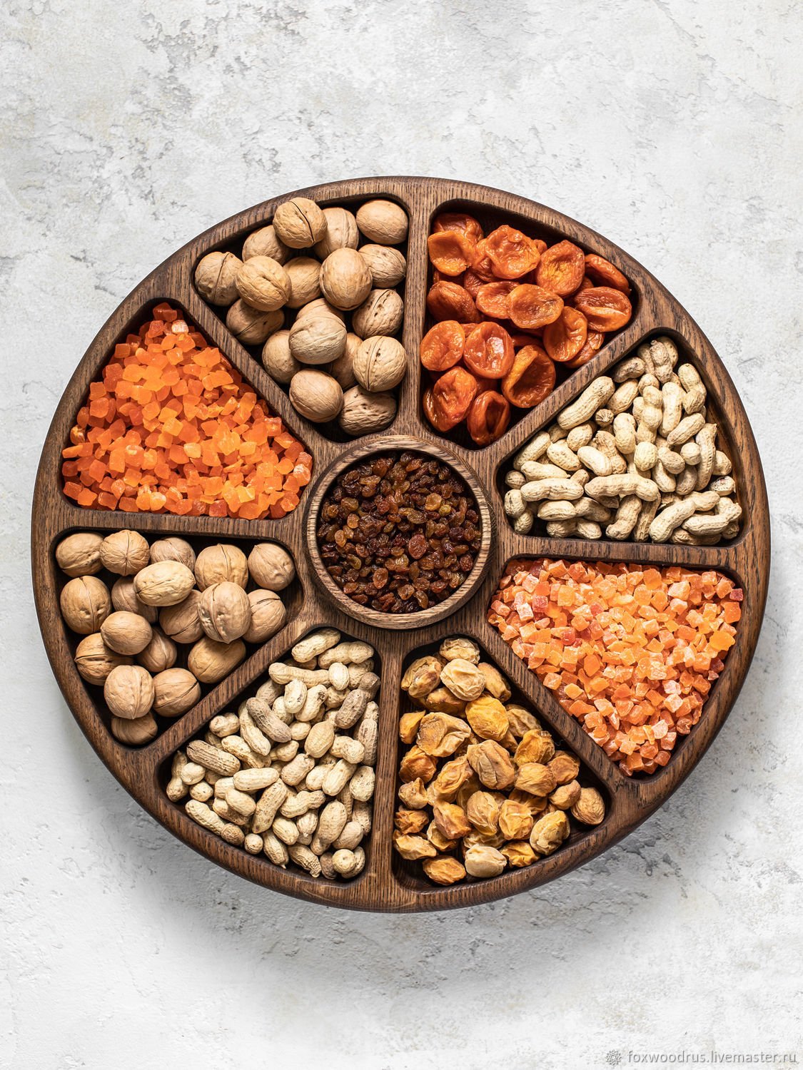 Сухофрукты на деревянной тарелке