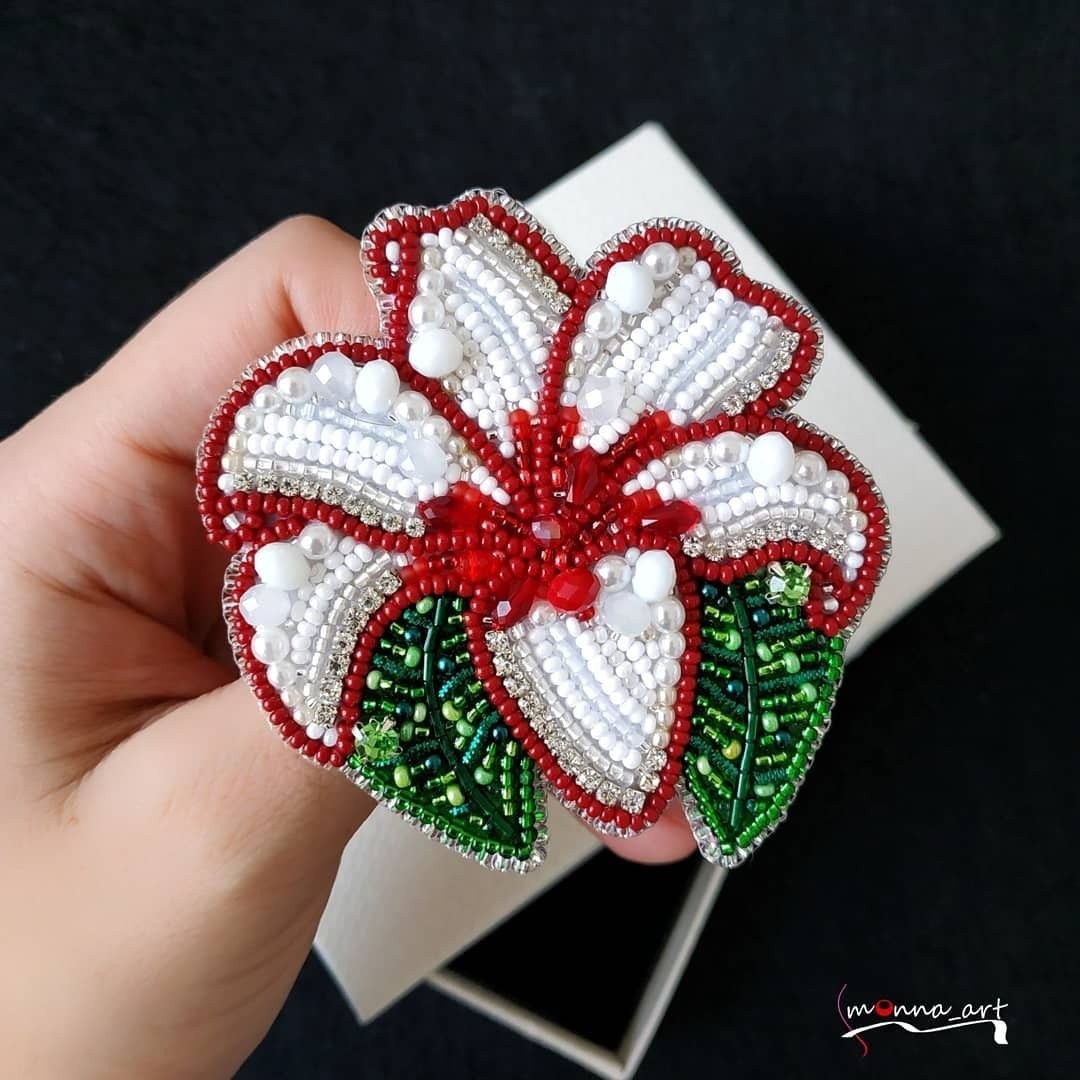 Брошь Лилия из бисера