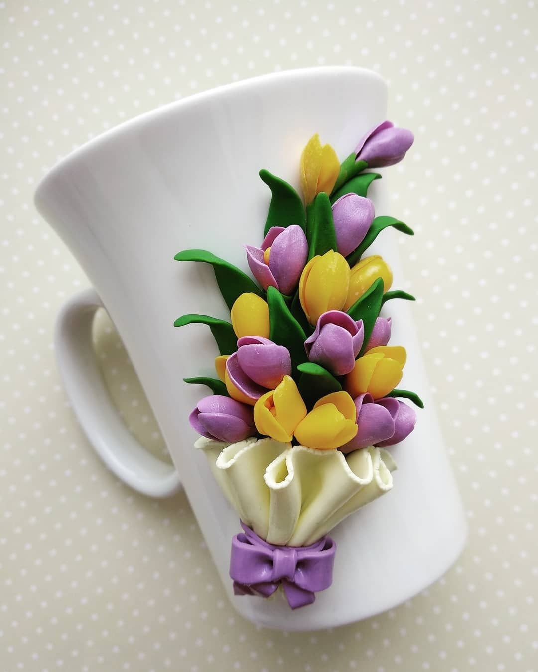 Цветы из полимерной глины на кружке