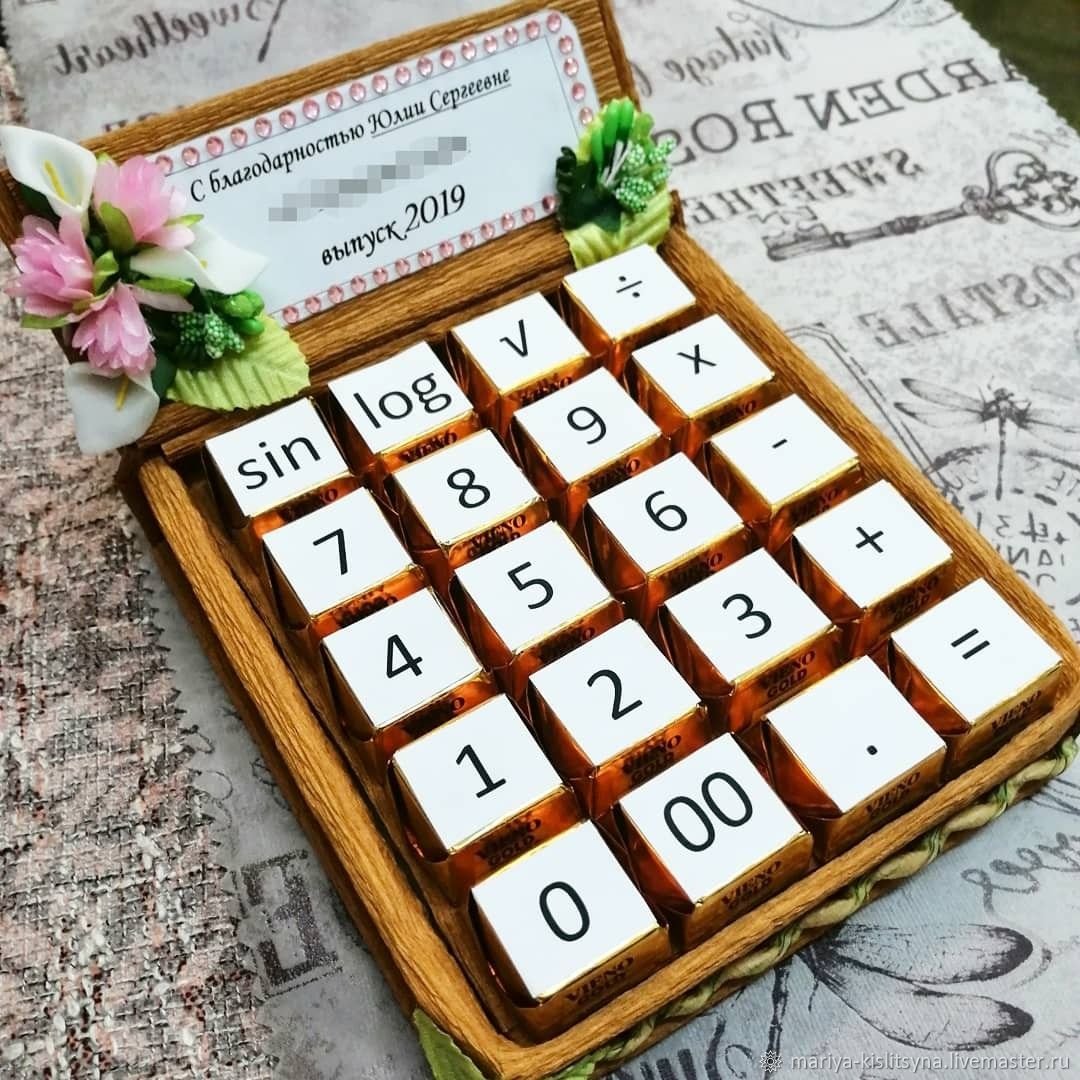 Подарок из конфет для экономиста