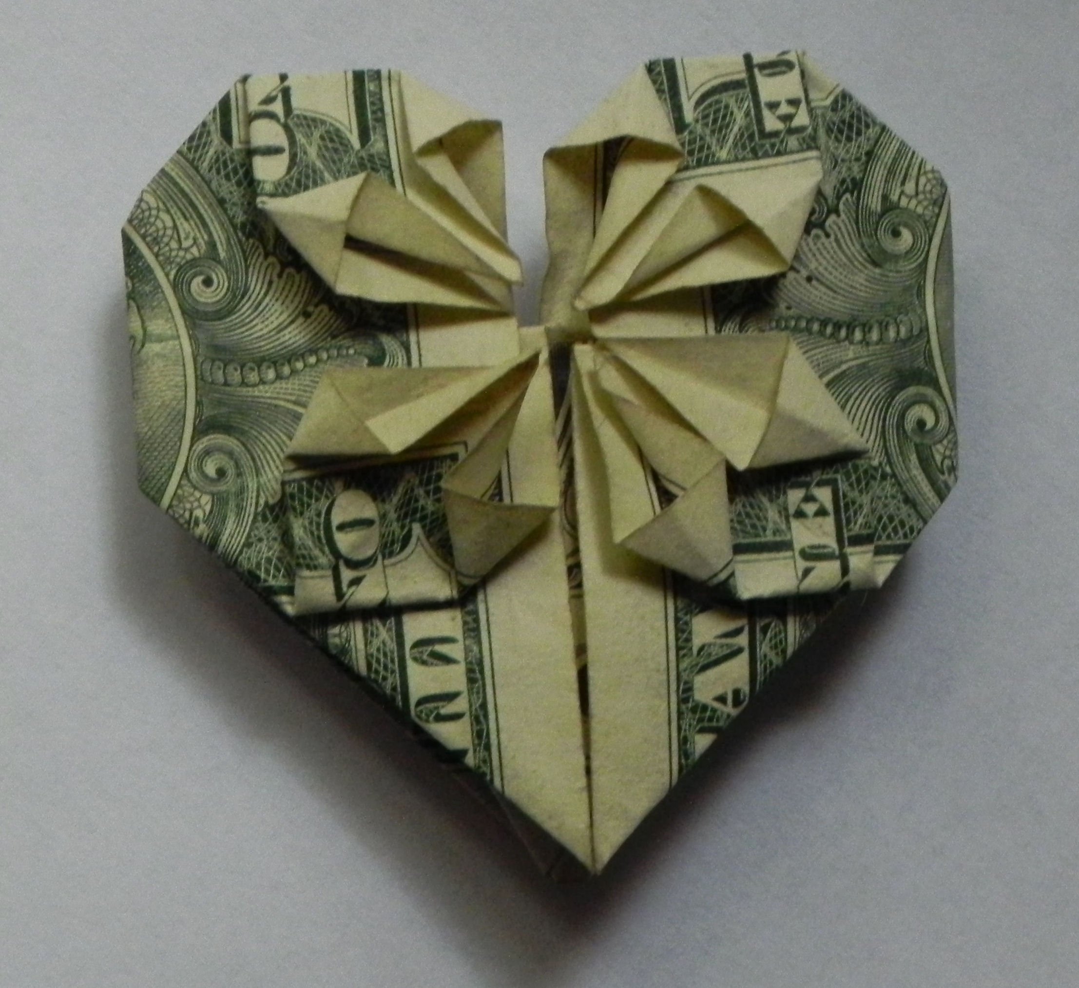 Сердце из денег. Сердечко из купюры оригами. Сердечко из денег. Сердце из денежной купюры.
