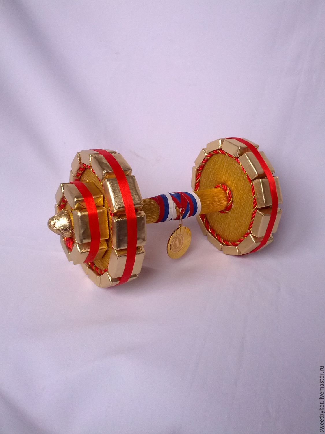 Подарок из конфет футболисту