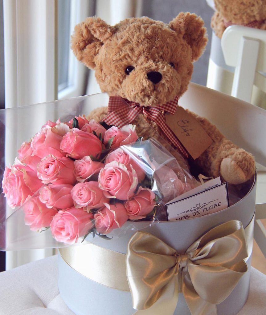 Шоколадные конфеты и цветы