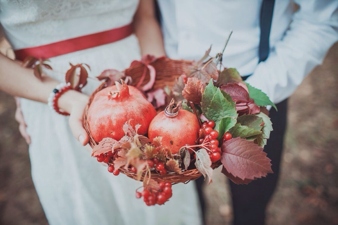 Фруктовый букет в красных тонах