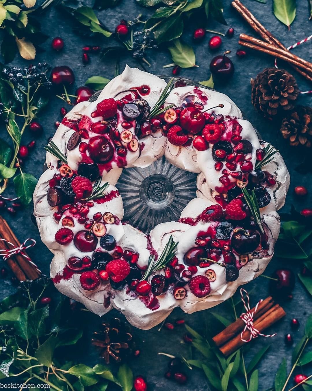 Торт на гранатовую свадьбу