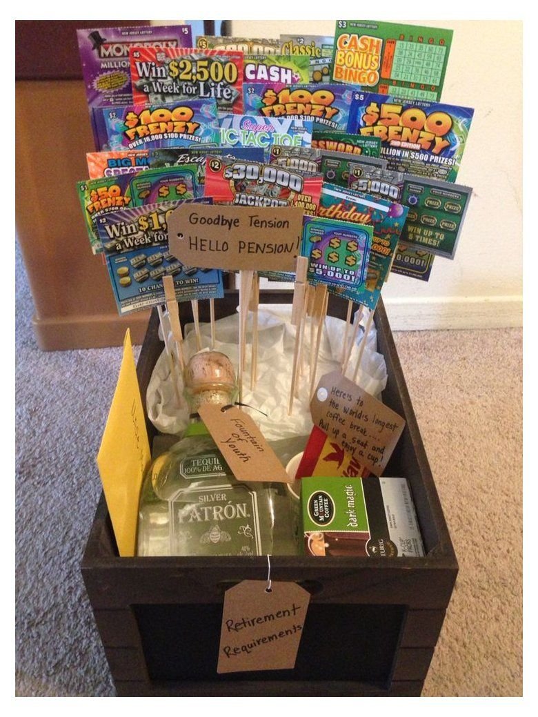 Пожилые мужчинам с подарками в руках