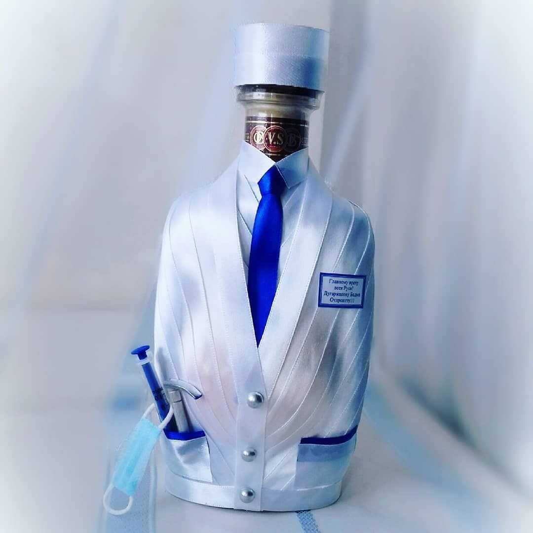 Врач с бутылкой