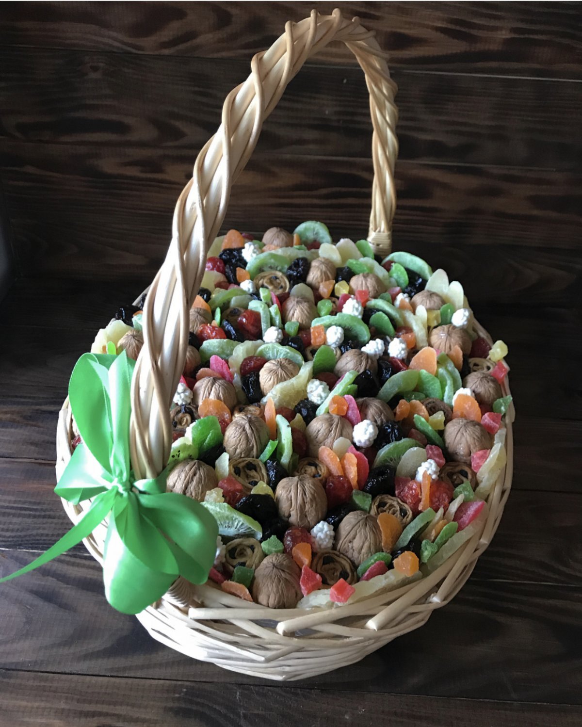 Корзина с фруктами и конфетами