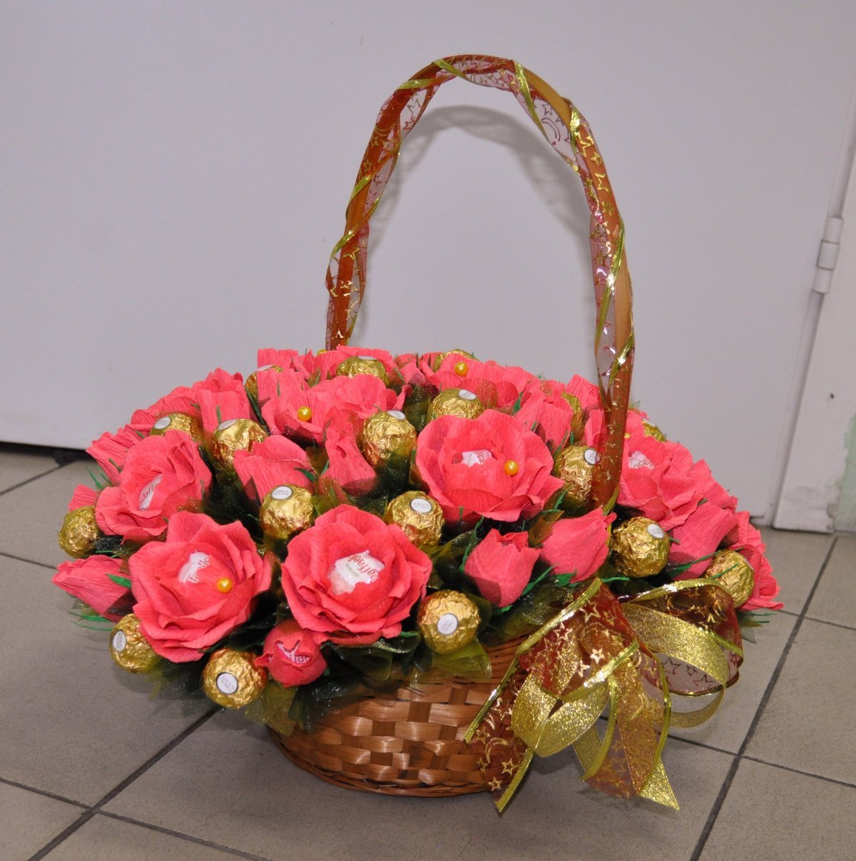 Корзинка со сладостями для девочки