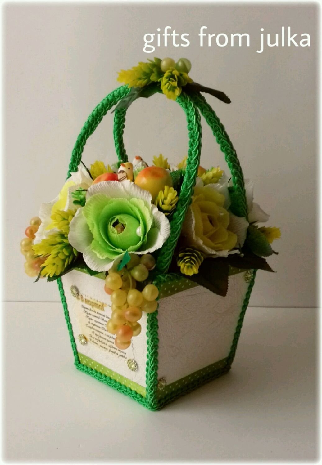 Корзина с фруктами и конфетами в подарок