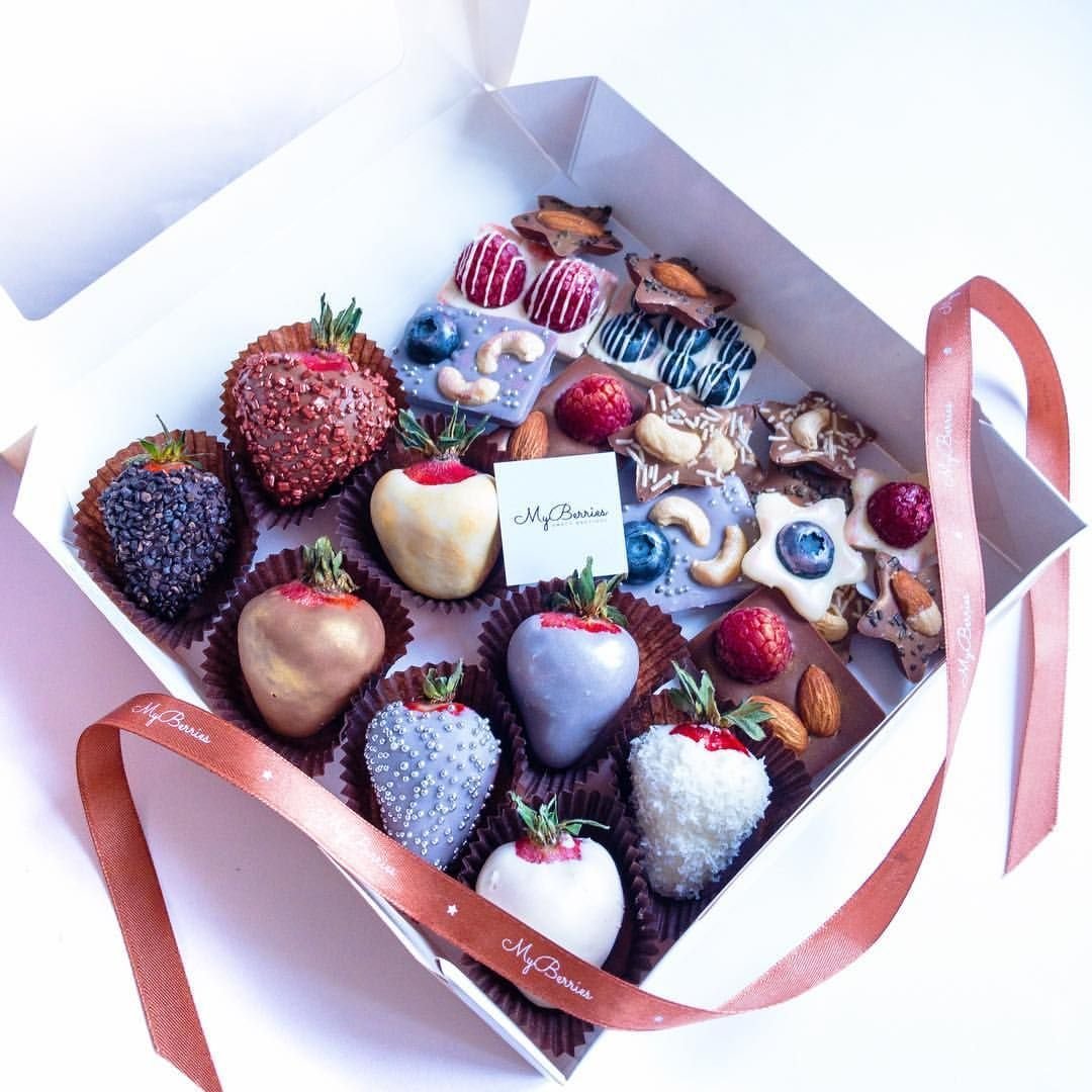 Съедобный букет в коробке для женщины