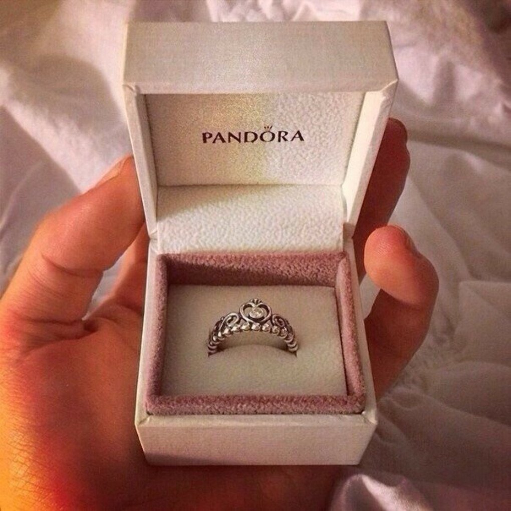 Красивое кольцо в коробочке