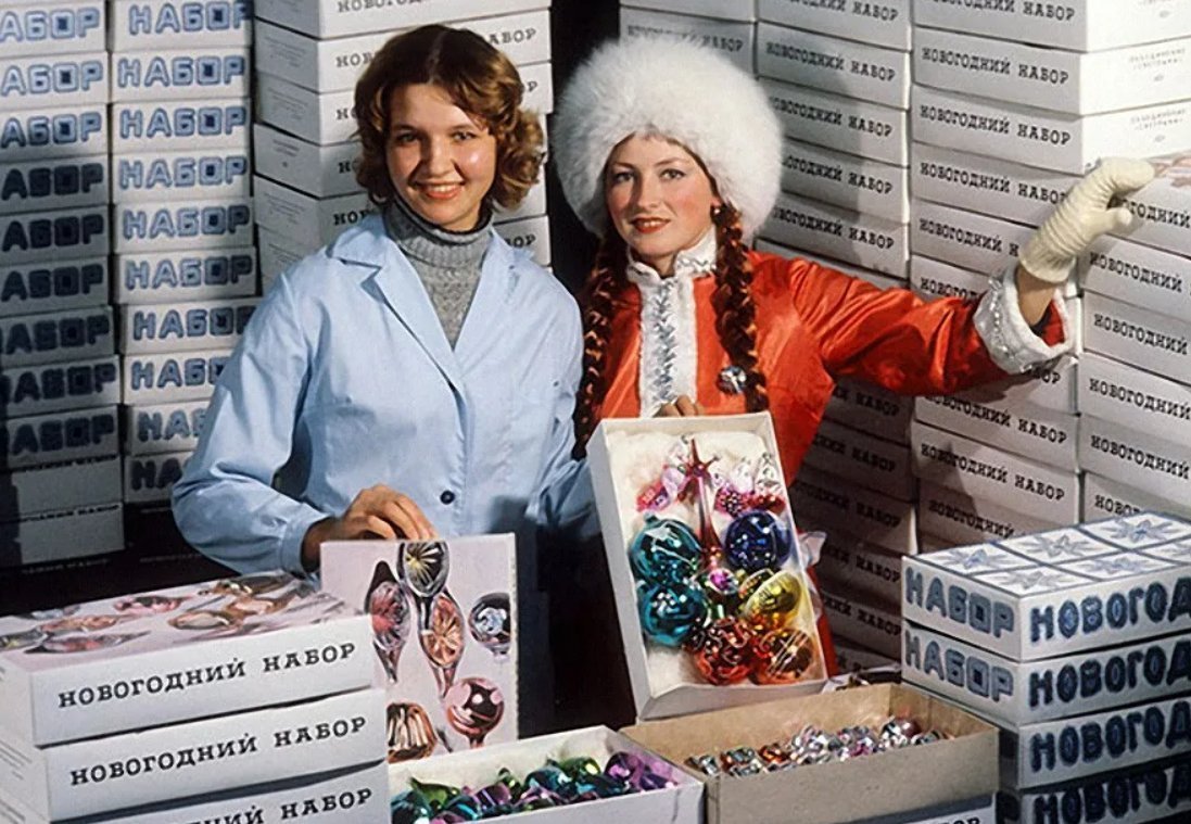 Новогодние елки и игрушки