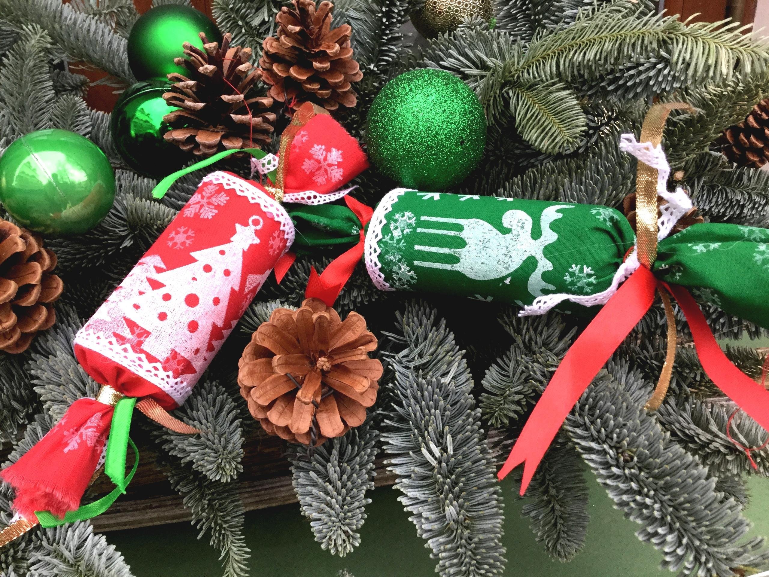 В новогоднем подарке есть конфеты. Елка с конфетами. Новогоднее украшение конфета. Новогодняя елка с конфетами. Елочное украшение конфета.